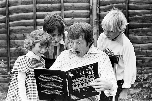 Magician Paul Daniels reading to the children (Blackpool, 1978)
#readingissexy