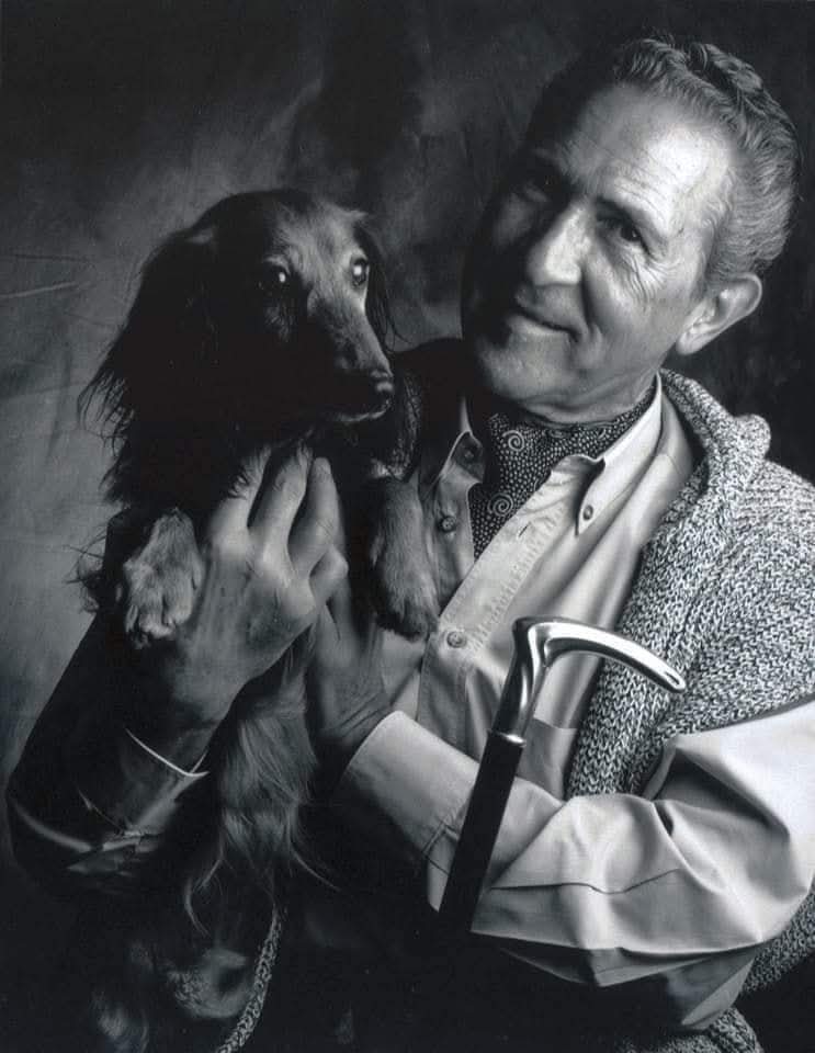 "Maldigo, con la más rotunda de las maldiciones, a quienes por estas fechas u otras, abandonan a sus animales de compañía. Les deseo que un día sean ellos abandonados (y seguramente acabarán por serlo) de sus mujeres, de sus hijos, de sus amigos… Por egoístas despreciables. Por