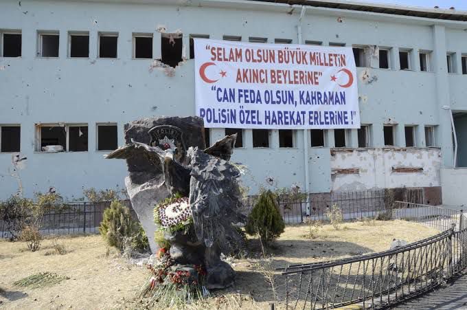 Eğer fetöcü hainlere acıyacak olursanız #15Temmuz’da Gölbaşı'nda bombalardan yanarak şehit olan, tabutlarına ağırlık yapsın diye taş konulan polislerimiz gelsin aklınıza!