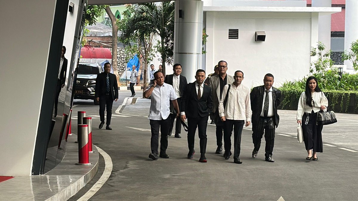 suaradotcom's tweet photo. LIVE REPORT DARI KEJAGUNG!!!

Siap menantang Jakarta yang panas, tapi bentar ini ada Nadiem diperiksa Kejagung soal kasus korupsi laptop. Kali ini, Mas @nadiemmakarim dikawal sama Bang Hotman Paris.

(thread update terus sampai Nadiem keluar) https://t.co/081gdvfgFc
