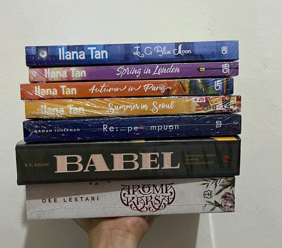 Fransiskayash's tweet image. Dikasih buku lagi, buku lagi😊