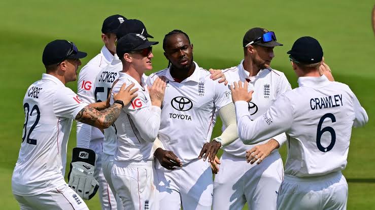 outlookhindi's tweet image. लॉर्ड्स टेस्ट: आखिरी सांस तक लड़ा भारत, जडेजा की जुझारू पारी के बावजूद इंग्लैंड ने 22 रन से जीता मैच

outlookhindi.com/sport/cricket/…

#indvseng #lordstest