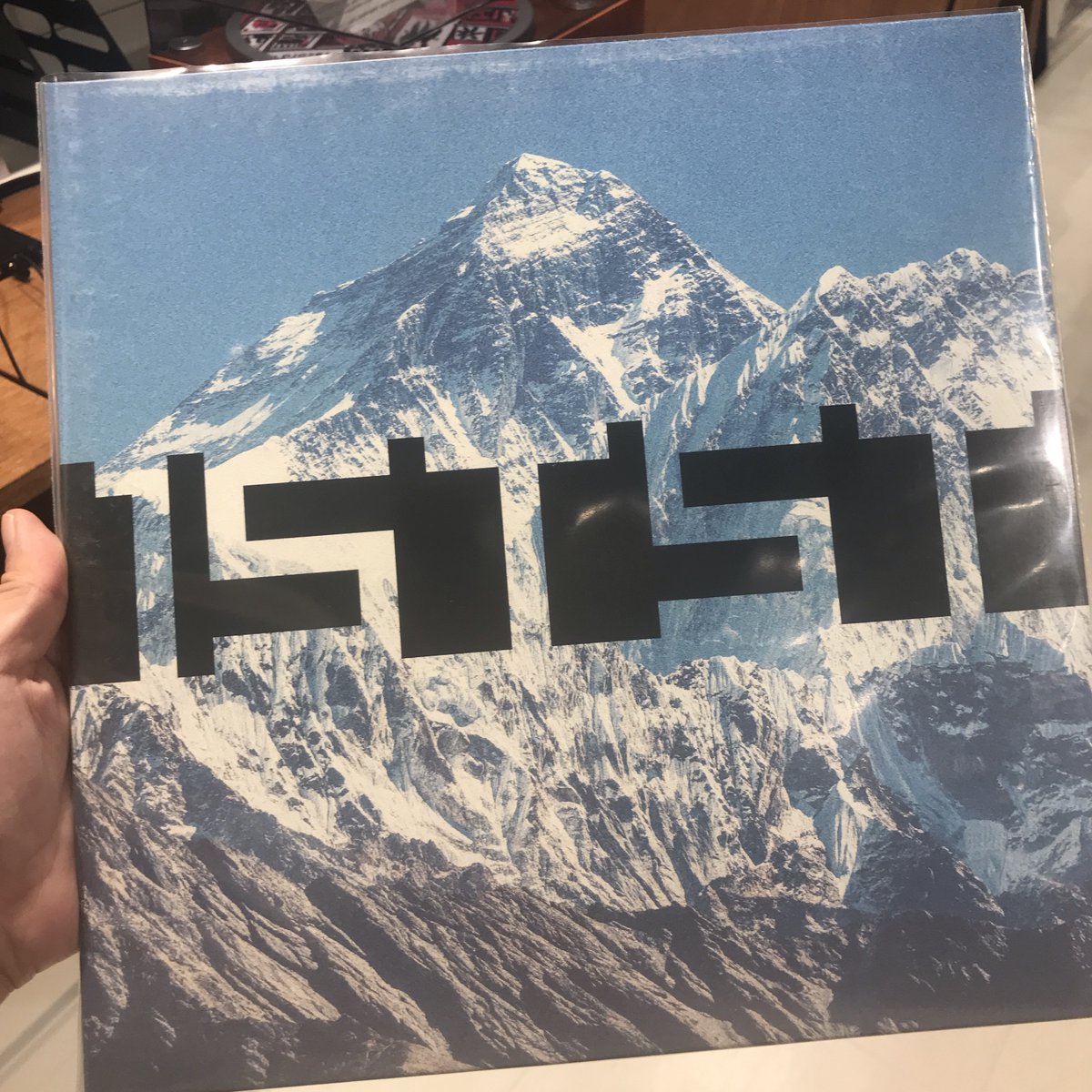 【入荷情報】
TESTSET/1STST (LP/JSLP252)
2023年発売のマシン・ビートとロック・サウンドの融合が唯一無二なグループが放つ記念すべき1stフルアルバムが遂にアナログでリリース！
硬質なマシン・ビートが支配する、無機質ではあるが得体の知れないエネルギーを投じたスタイリッシュな全10曲を収録。