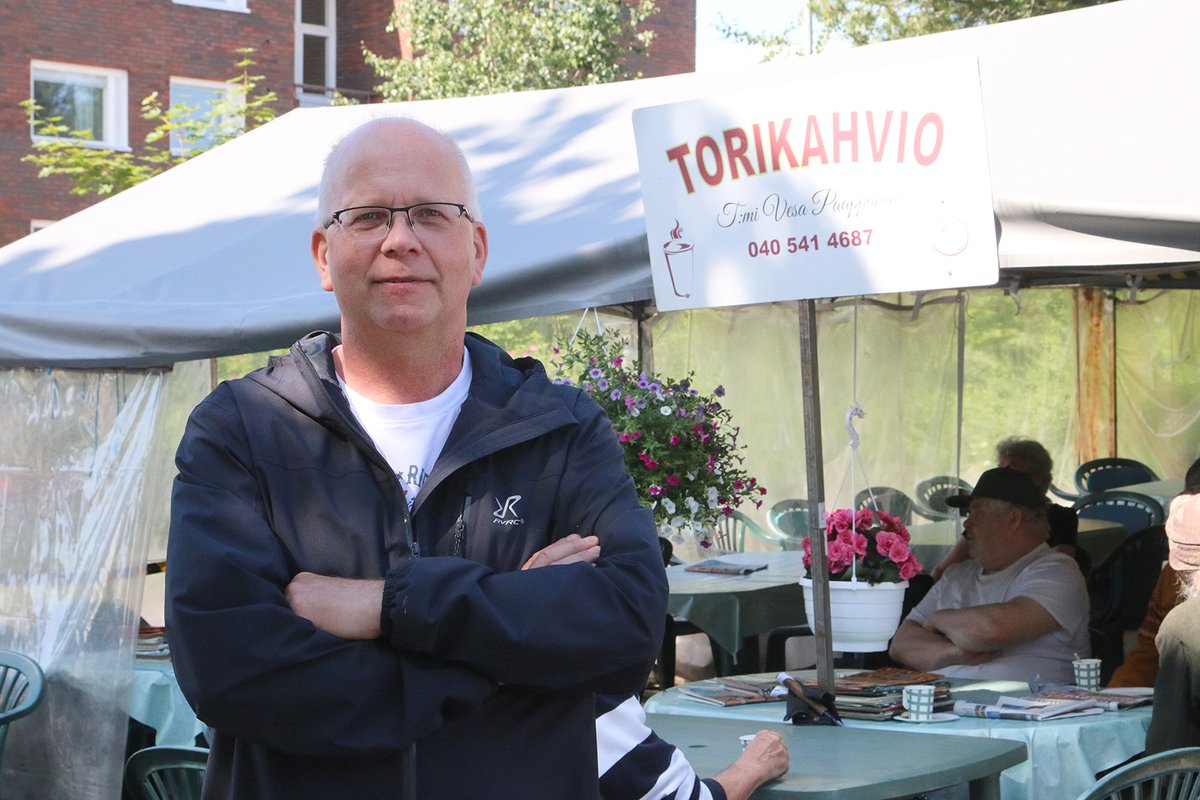 "Maailman ihanin työpaikka ja ihanimmat asiakkaat" – Vesa Paappanen on pyörittänyt torikahviota jo 30 vuotta
Avaa joutsanseutu.fi ja lue lisää Paappasen mietteitä! #torikahvio #joutsa