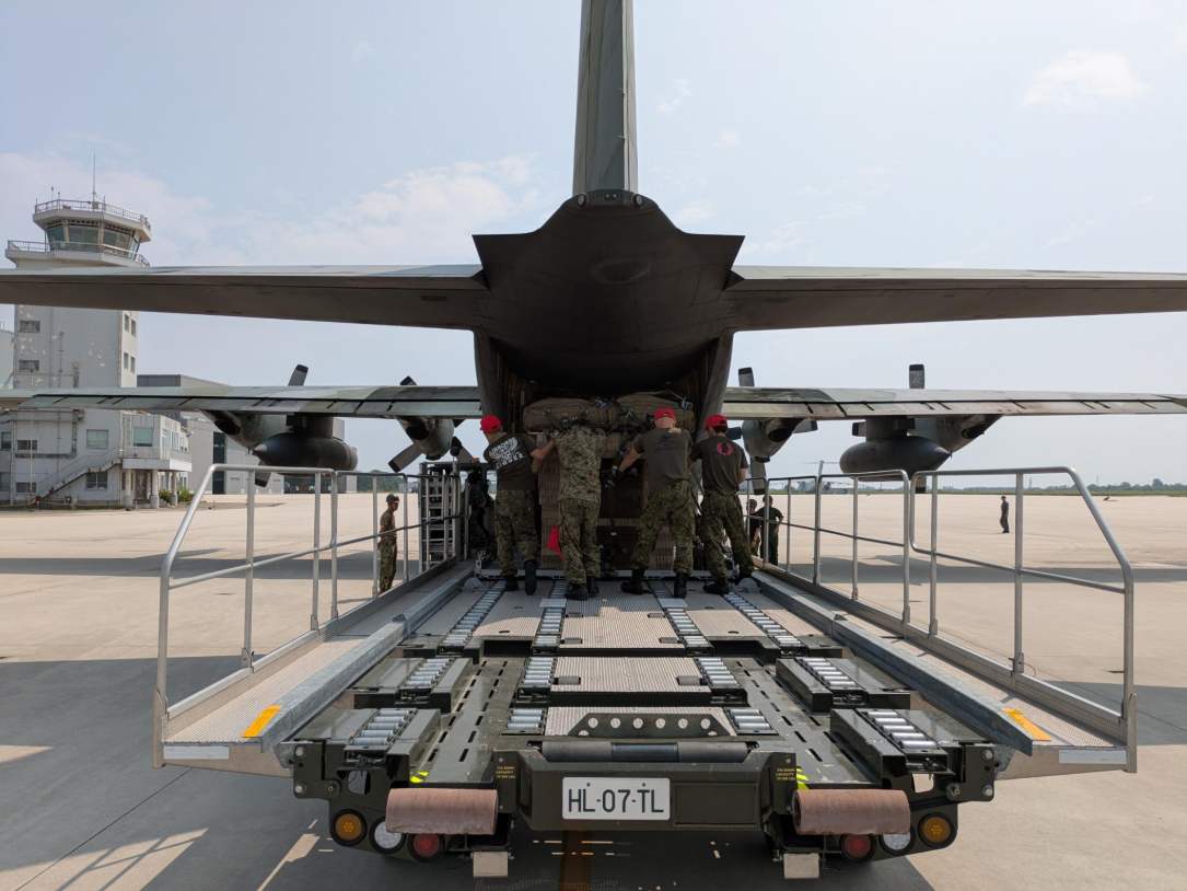 JGSDF_MatudoSta's tweet image. 【物料投下訓練】
#需品学校 幹部・陸曹特技「落下傘」課程は7月7~12日の間、空自美保基地で装備品等を梱包・搭載して、実際に航空機から投下し、それらを回収するという一連の物料投下業務について練成しました。
卒業まで残りわずか、ラストスパートで修学に励んで参ります。
#松戸駐屯地 #落下傘