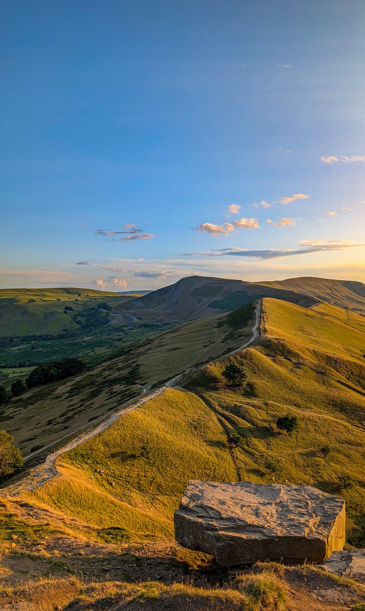 ABTheAdventure's tweet image. Golden hour upon the great ridge last night #peakdistrict
