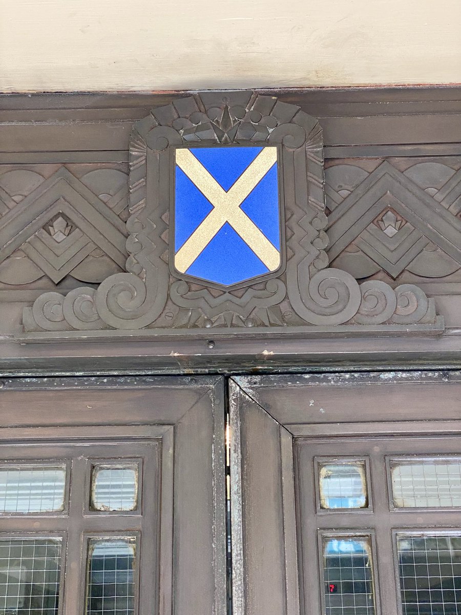 MurphyNiallGLA's tweet image. #MomentsOfBeauty in #Glasgow: The side entrance to the Scottish Legal Life Building on Bothwell Street was open and it’s a mini #ArtDeco classical gem. Check out the bronze details including a highly stylised Law Lord’s wig containing a patriotic saltire and American capitals 🥰!