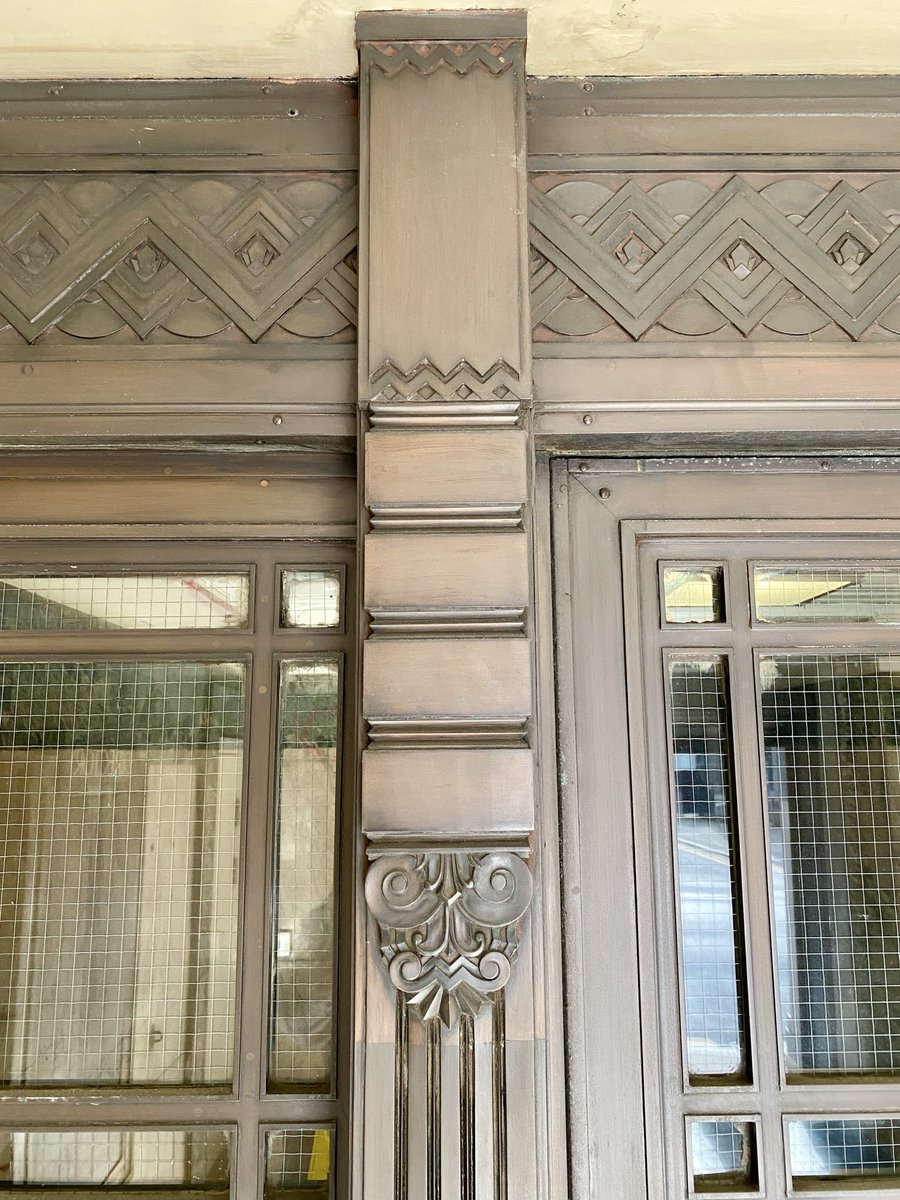 MurphyNiallGLA's tweet image. #MomentsOfBeauty in #Glasgow: The side entrance to the Scottish Legal Life Building on Bothwell Street was open and it’s a mini #ArtDeco classical gem. Check out the bronze details including a highly stylised Law Lord’s wig containing a patriotic saltire and American capitals 🥰!