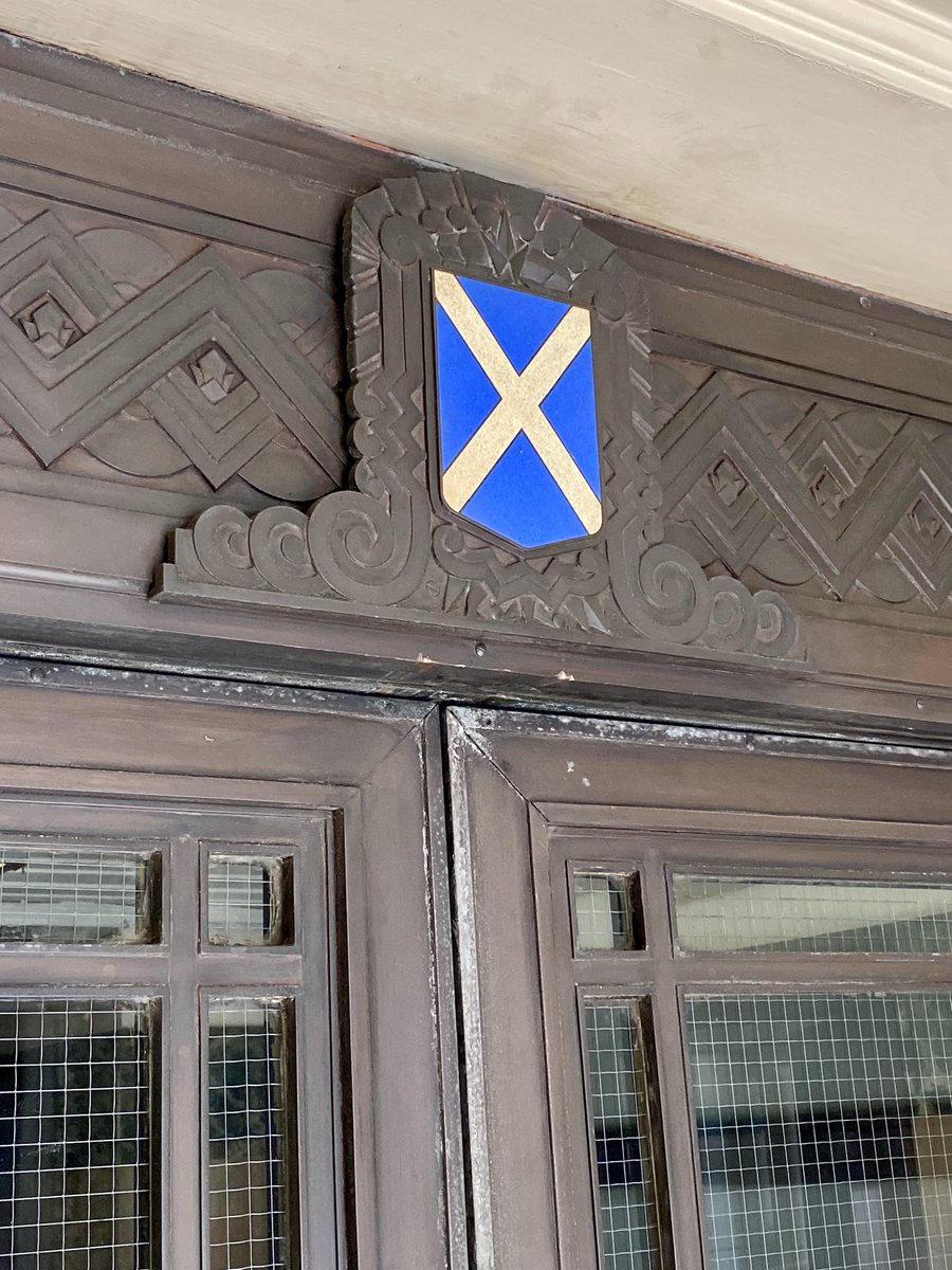MurphyNiallGLA's tweet image. #MomentsOfBeauty in #Glasgow: The side entrance to the Scottish Legal Life Building on Bothwell Street was open and it’s a mini #ArtDeco classical gem. Check out the bronze details including a highly stylised Law Lord’s wig containing a patriotic saltire and American capitals 🥰!