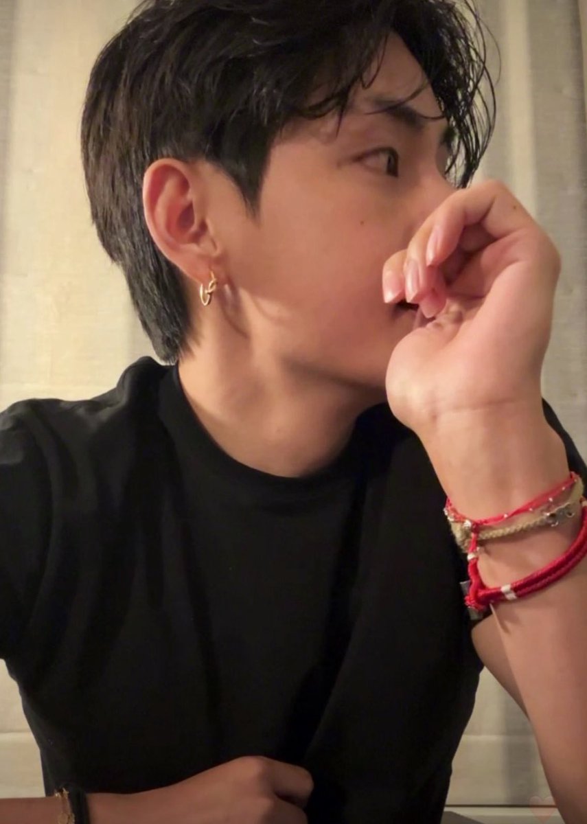taehyung pretty hands (@kthprettyhands) on Twitter photo 