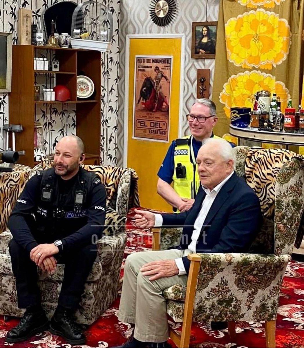 onlyfoolsnews's tweet image. “Quick.. hide things..”
“What things?”
“Well everything init.. that’s hooky for a start”