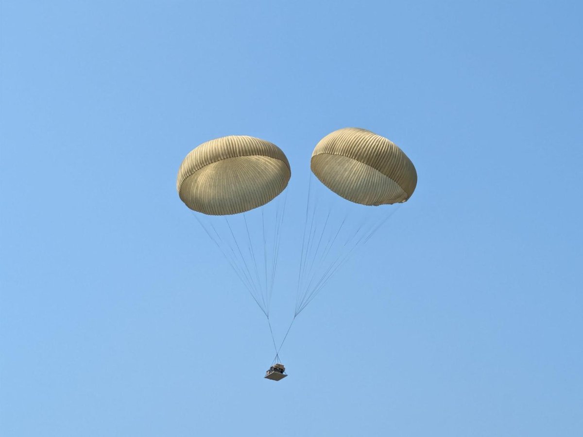 JGSDF_MatudoSta's tweet image. 【物料投下訓練】
#需品学校 幹部・陸曹特技「落下傘」課程は7月7~12日の間、空自美保基地で装備品等を梱包・搭載して、実際に航空機から投下し、それらを回収するという一連の物料投下業務について練成しました。
卒業まで残りわずか、ラストスパートで修学に励んで参ります。
#松戸駐屯地 #落下傘