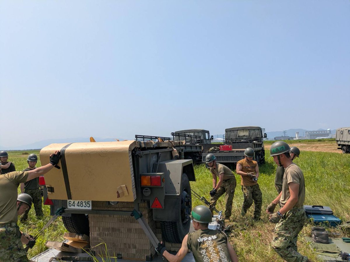JGSDF_MatudoSta's tweet image. 【物料投下訓練】
#需品学校 幹部・陸曹特技「落下傘」課程は7月7~12日の間、空自美保基地で装備品等を梱包・搭載して、実際に航空機から投下し、それらを回収するという一連の物料投下業務について練成しました。
卒業まで残りわずか、ラストスパートで修学に励んで参ります。
#松戸駐屯地 #落下傘