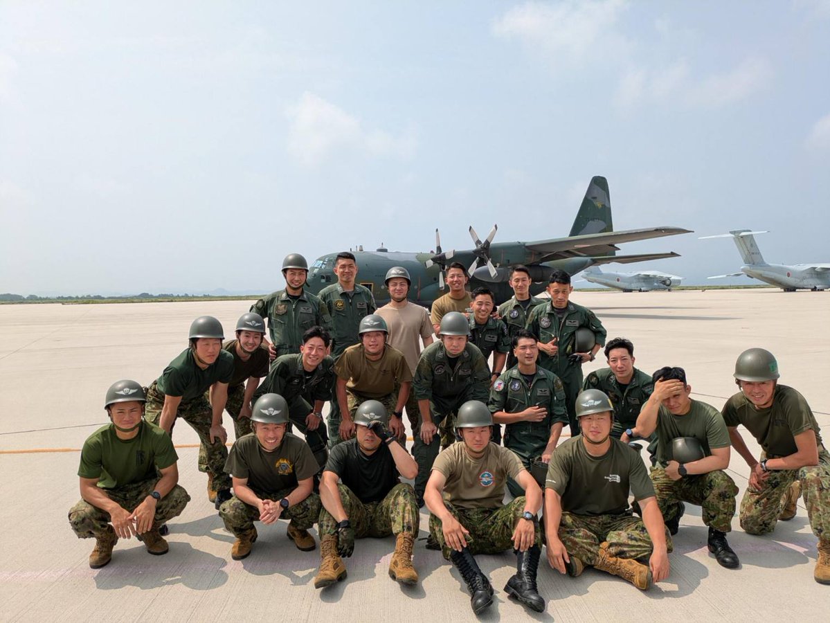 JGSDF_MatudoSta's tweet image. 【物料投下訓練】
#需品学校 幹部・陸曹特技「落下傘」課程は7月7~12日の間、空自美保基地で装備品等を梱包・搭載して、実際に航空機から投下し、それらを回収するという一連の物料投下業務について練成しました。
卒業まで残りわずか、ラストスパートで修学に励んで参ります。
#松戸駐屯地 #落下傘