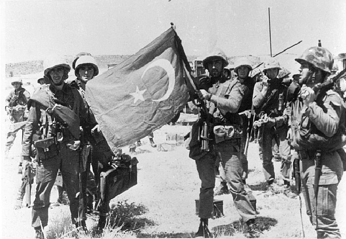 15 juillet 1974 : coup d’État militaire à #Chypre.
La #Turquie, membre de l’#Otan depuis 1952, envahit la partie Nord de l’île le 20 juillet craignant une union de l’île avec la Grèce.
theatrum-belli.com/chronicorum-be…