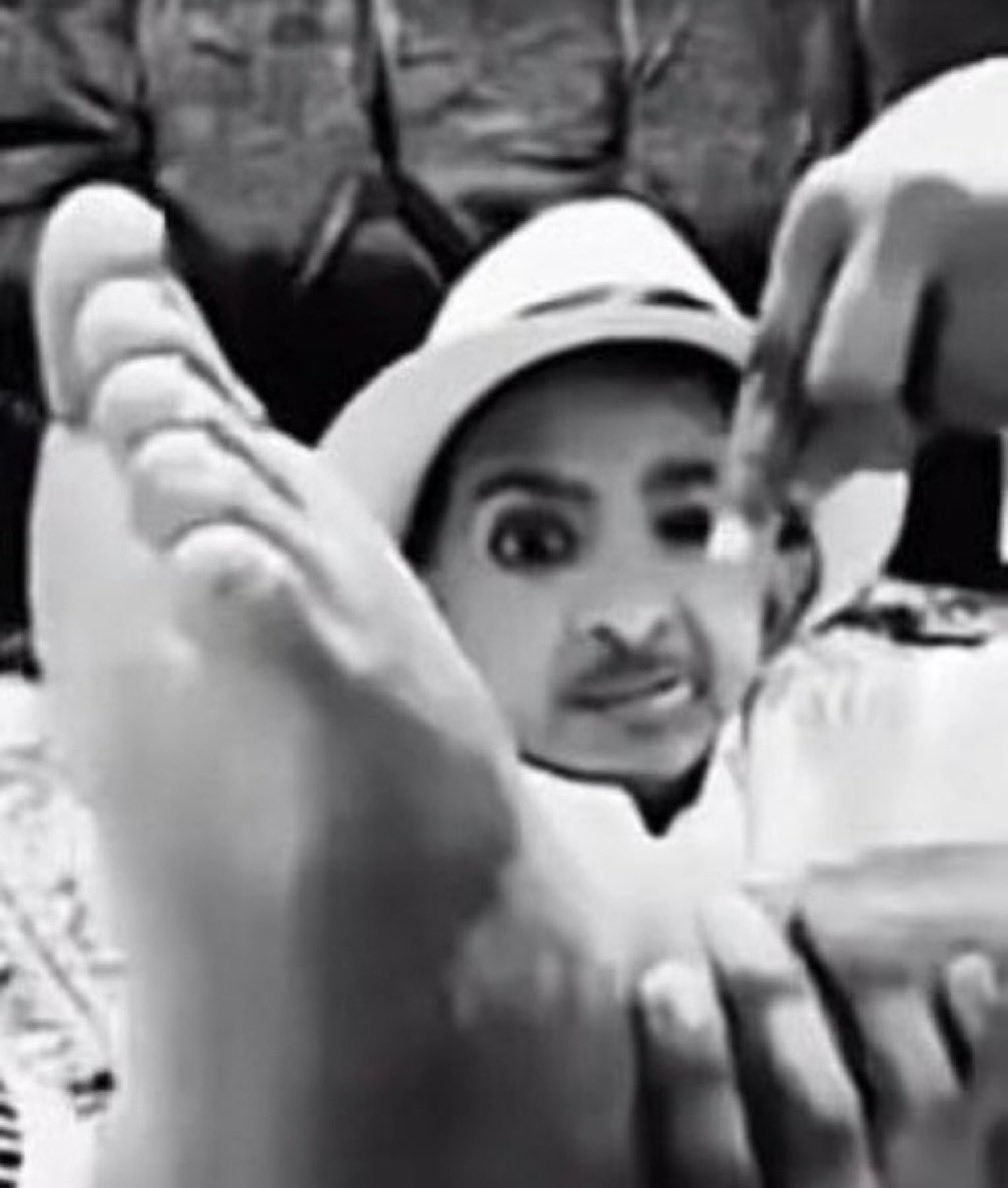 انا حالياً اكبر حاسد للبنات الي مو لابسين كعب ببكي ابي ابدله سريع يعور وماعرفت امشي فيه والله عين صابتني
