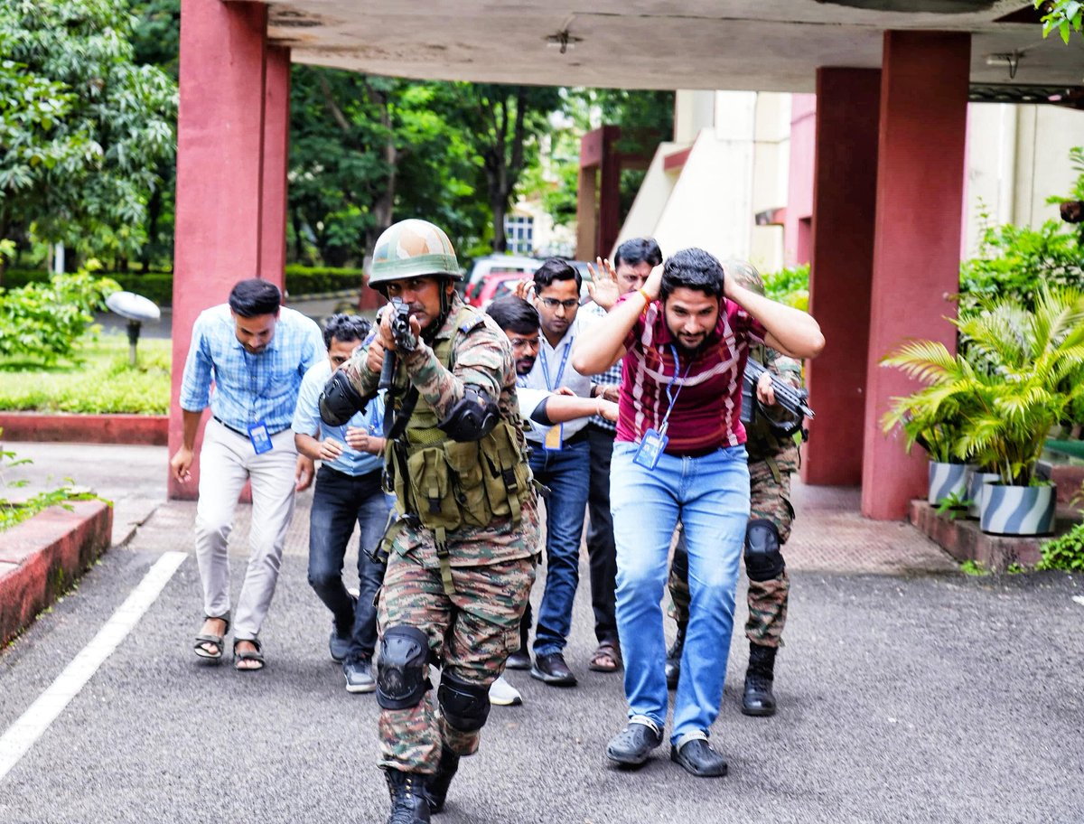 KonarkCorps's tweet image. “Prepared Always&quot; 
#GoldenKatarDivision undertook Mock Drills at #DRDO(R&amp;amp;DE), #Pune. The exercise refined tactical drills &amp;amp; operating procedures, reinforced robust response mechanism of #IndianArmy to counter unconventional security threats.
 
@adgpi
@IaSouthern
@DRDO_India