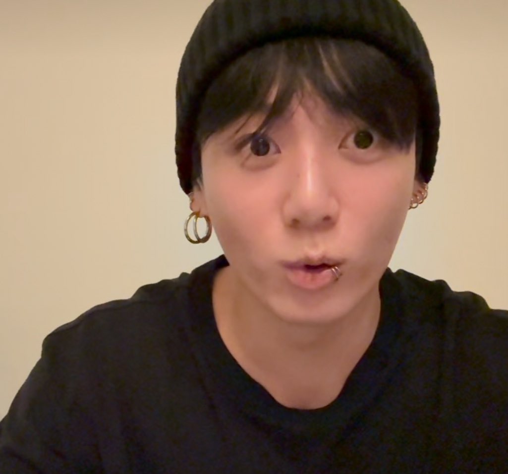 Jungkook is live on Weverse!