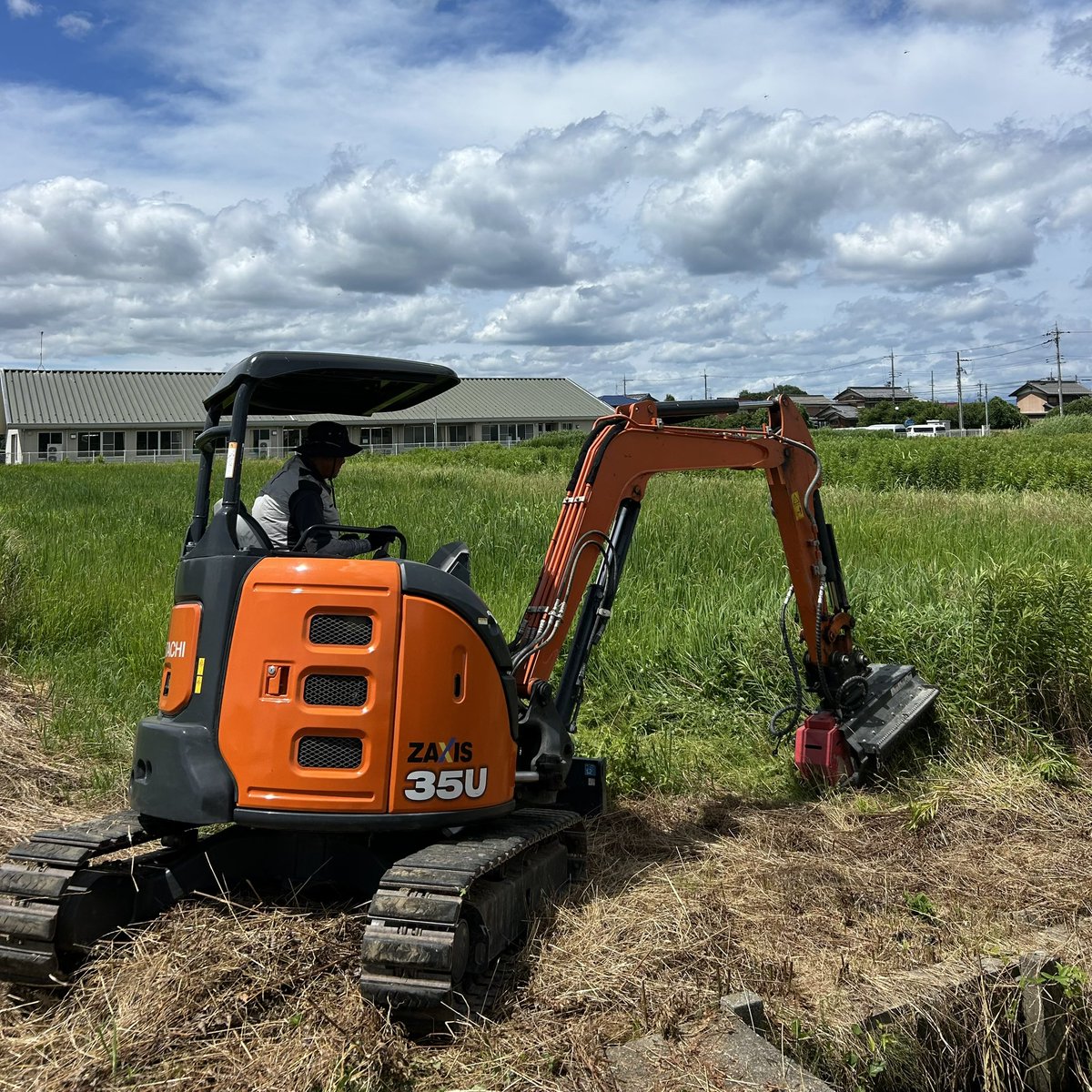 【草刈り日和｜1ヘクタール、行ってきます】
今日はお客様からのご依頼で、1ヘクタールの草刈り作業。
元田んぼの広い敷地に朝から重機を入れて、景色がガラッと変わっていく様子は、やっぱり気持ちいい。
#草刈り作業 #ユンボ #農家応援 #圃場整備 #草刈り依頼受付中 #滋賀の農業 #元田んぼ活用