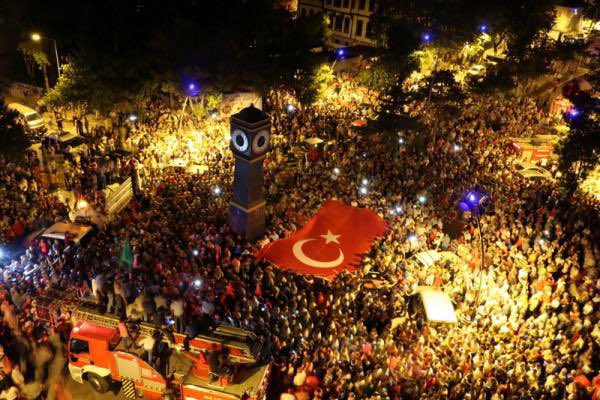 15 Temmuz, hain darbe girişimine karşı bir milletin topyekûn ayağa kalktığı destansı direnişin adıdır. Vatan, bayrak uğruna inançla, imanla tanklara, tüfeklere karşı canların siper edildiği, bir milletin tek yürek olduğu günün adıdır; #15Temmuz.

Hain darbe girişiminin sene-i