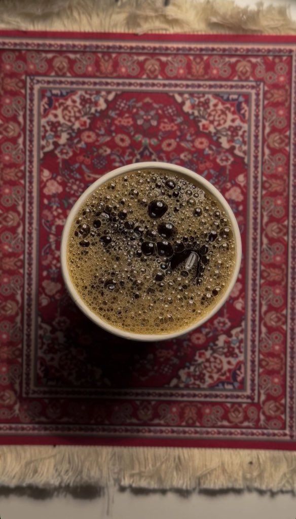 صباح الخير ، امّا بعد:

عطني من اللي لونها اسود من الليل 
اللي مرارتها تزيّن طعمها

اما هذيك الي تبهّر من الهيل 
مثل العجوز اللي خبيثٍ نسمها (:
<a href="/ebra_4812/">ابراهيم عاتق</a>