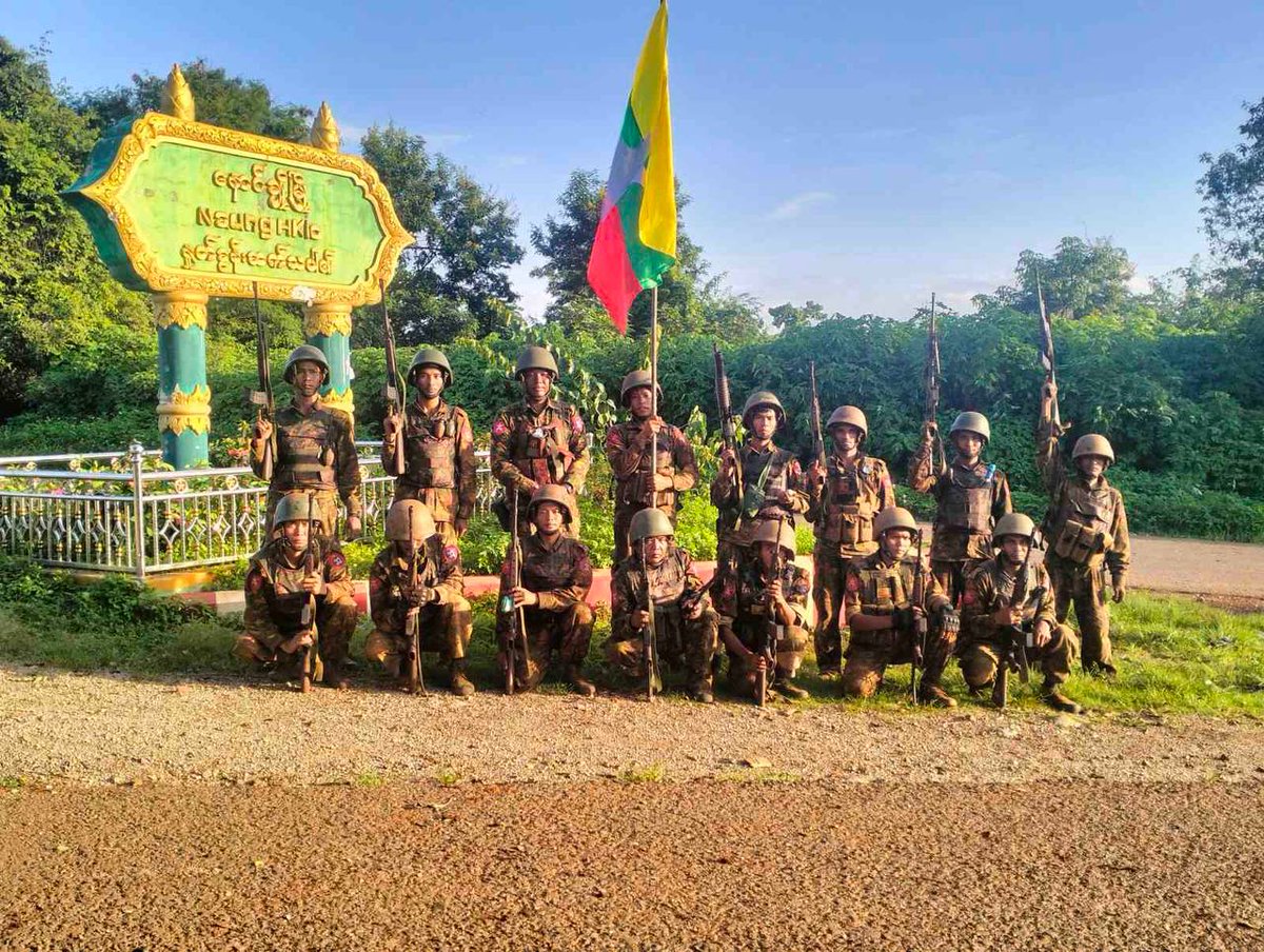 IrrawaddyNews's tweet photo. The Myanmar military has recaptured some wards in the suburbs of Nawnghkio town in northern Shan State, said a resistance member fighting alongside the Ta'ang National Liberation Army. Photo: Kyaw Swar #WhatsHappeningInMyanmar https://t.co/CV2vNzUvG6