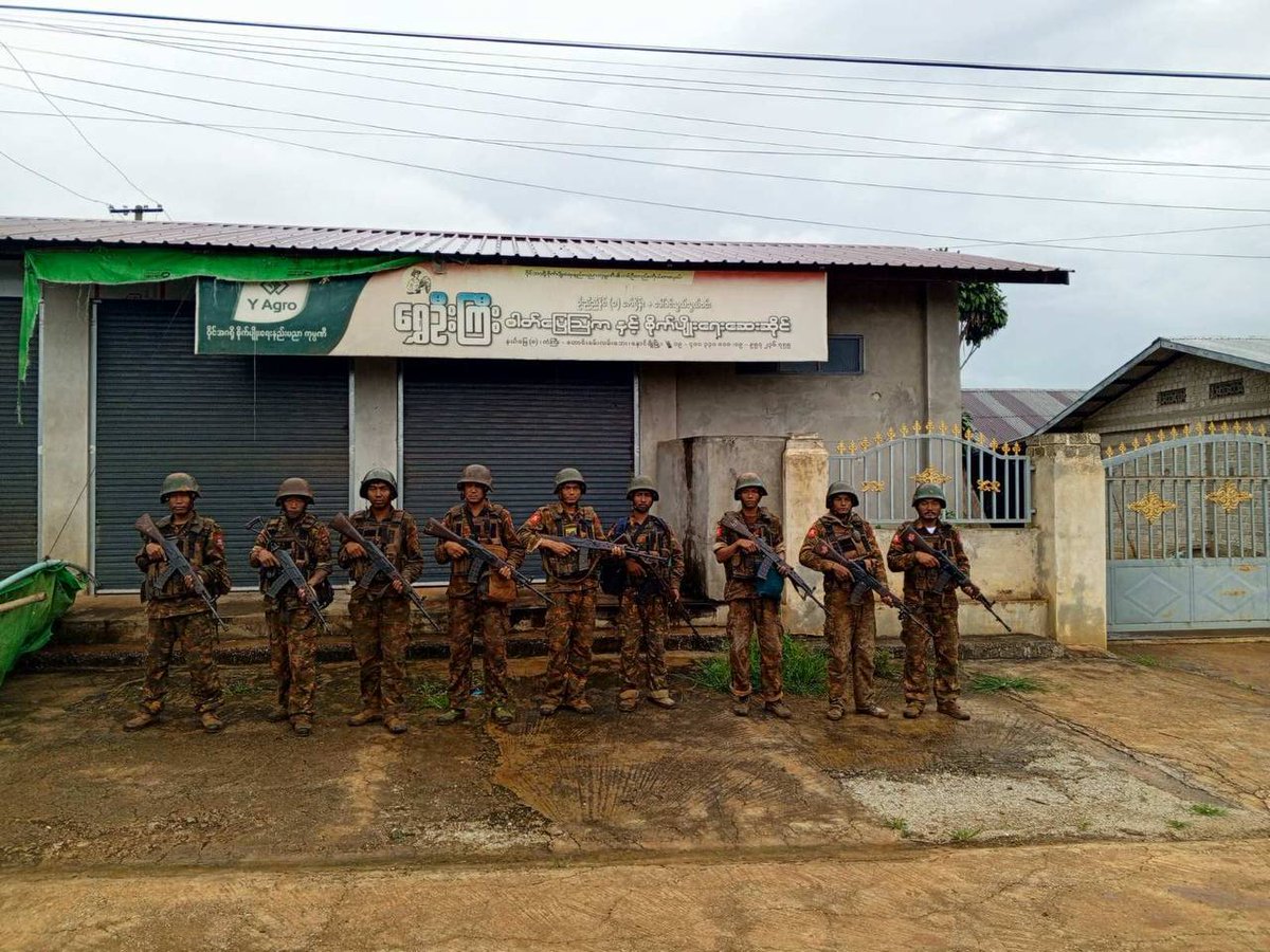 IrrawaddyNews's tweet photo. The Myanmar military has recaptured some wards in the suburbs of Nawnghkio town in northern Shan State, said a resistance member fighting alongside the Ta'ang National Liberation Army. Photo: Kyaw Swar #WhatsHappeningInMyanmar https://t.co/CV2vNzUvG6