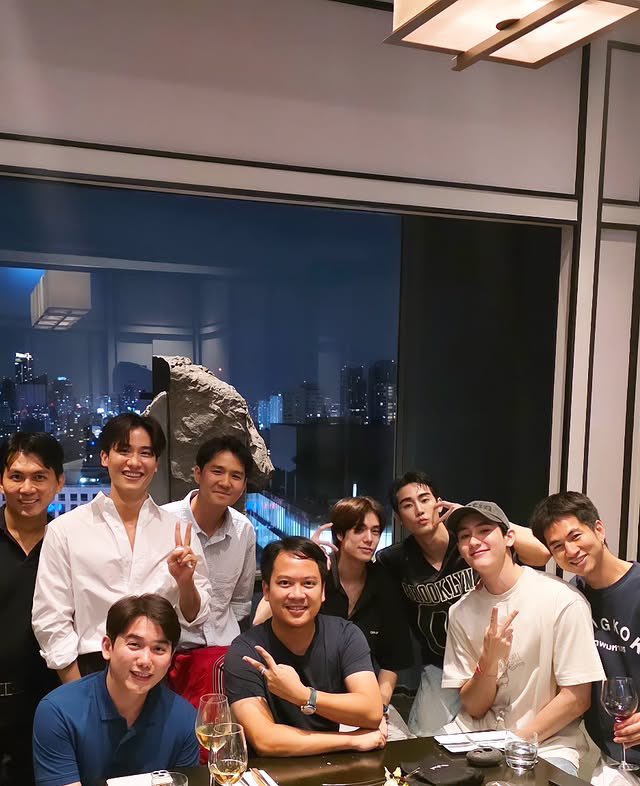 โพสิชั่นการนั่งไม่เป็นอื่น นอกจากเป็นแฟนกัน