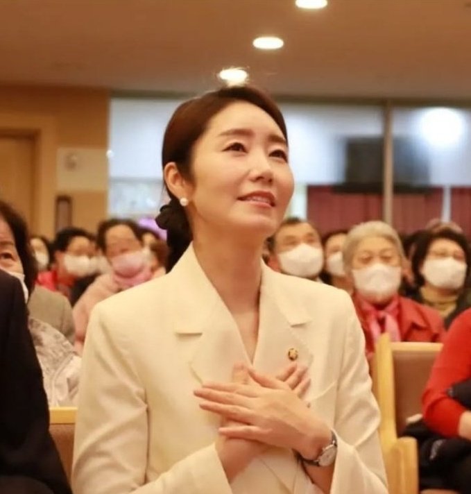 두 짤 모두 어처구니 없는 컨셉질에 보는 순간 헛웃음이 나왔다는 공통점이 있다.
하지만 강선우의 컨셉질엔 역겨움이 매우 많이 포함되어 있어 보기 힘들 정도다.
갑질 당한 분들이 볼까 무섭다.