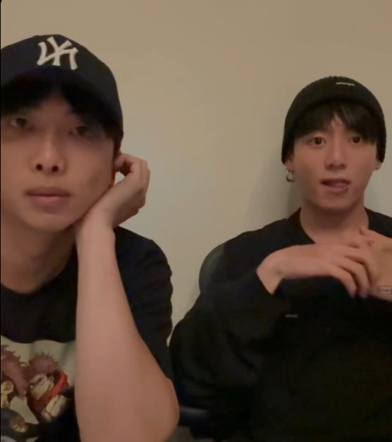 yejunified's tweet image. NAMJOON’S WEARING A JJK SHIRT?!?!?