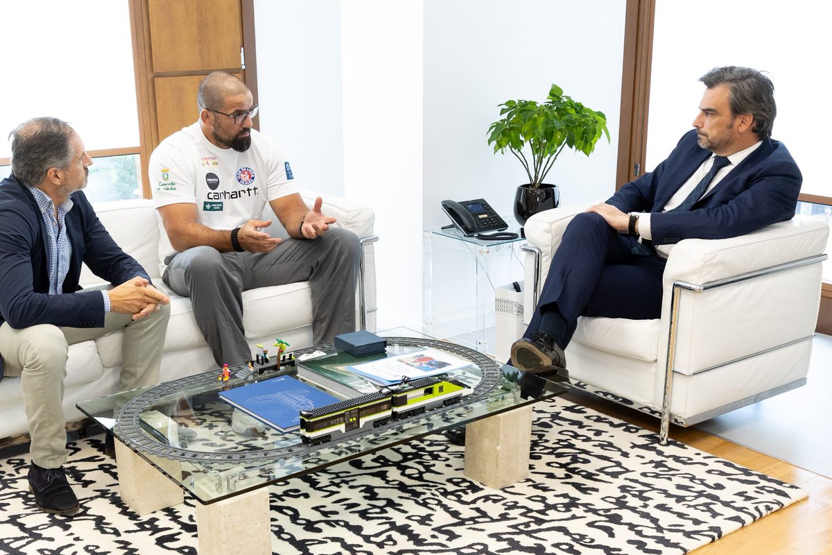 La Xunta recibe al mejor 🤼‍♂️ de Galicia. Diego Calvo Pouso y José Ramón Lete reciben a José Cuba Vázquez tras ganar el cto. De España absoluto de Lucha Libre Olímpica por 20ª vez. Gracias <a href="/DiegoCalvoPouso/">Diego Calvo</a> <a href="/fdeportegal/">fundaciondeportegalego</a> <a href="/policia/">Policía Nacional</a> <a href="/ConcelloVilalba/">Concello de Vilalba</a> <a href="/lucha_esp/">Federación Española de Lucha</a>