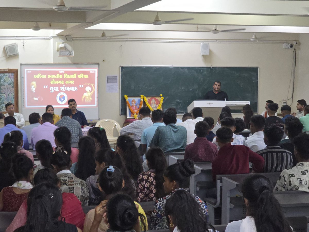 ABVPGujarat's tweet photo. #NationalStudentsDay ркирк┐ркорк┐ркдрлЗ #ABVPTapi ркжрлНрк╡рк╛рк░рк╛ рк╡рк┐ркзрк╛рк░рлНркерлАркУркирлЗ ркмрлБркХркорк╛рк░рлНркХркирлБркВ рк╡рк┐ркдрк░ркг ркХрк░рк╡рк╛ркорк╛ркВ ркЖрк╡рлНркпрлБркВ..
#ABVPFoundationDay
#ABVPGujarat https://t.co/p1Qwjccg3O