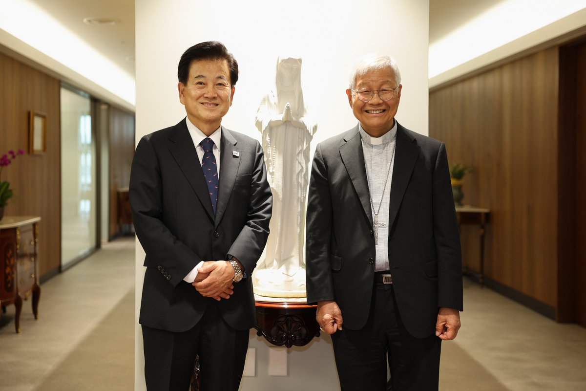 주한교황청 대사관에서 유흥식 추기경님을 예방했습니다.
한반도 평화를 위한 레오 14세 교황님과 유흥식 추기경님의 기도에 깊은 감사를 드렸습니다.
평화는 오늘 우리가 실천해야 할 가장 현실적인 사명입니다.