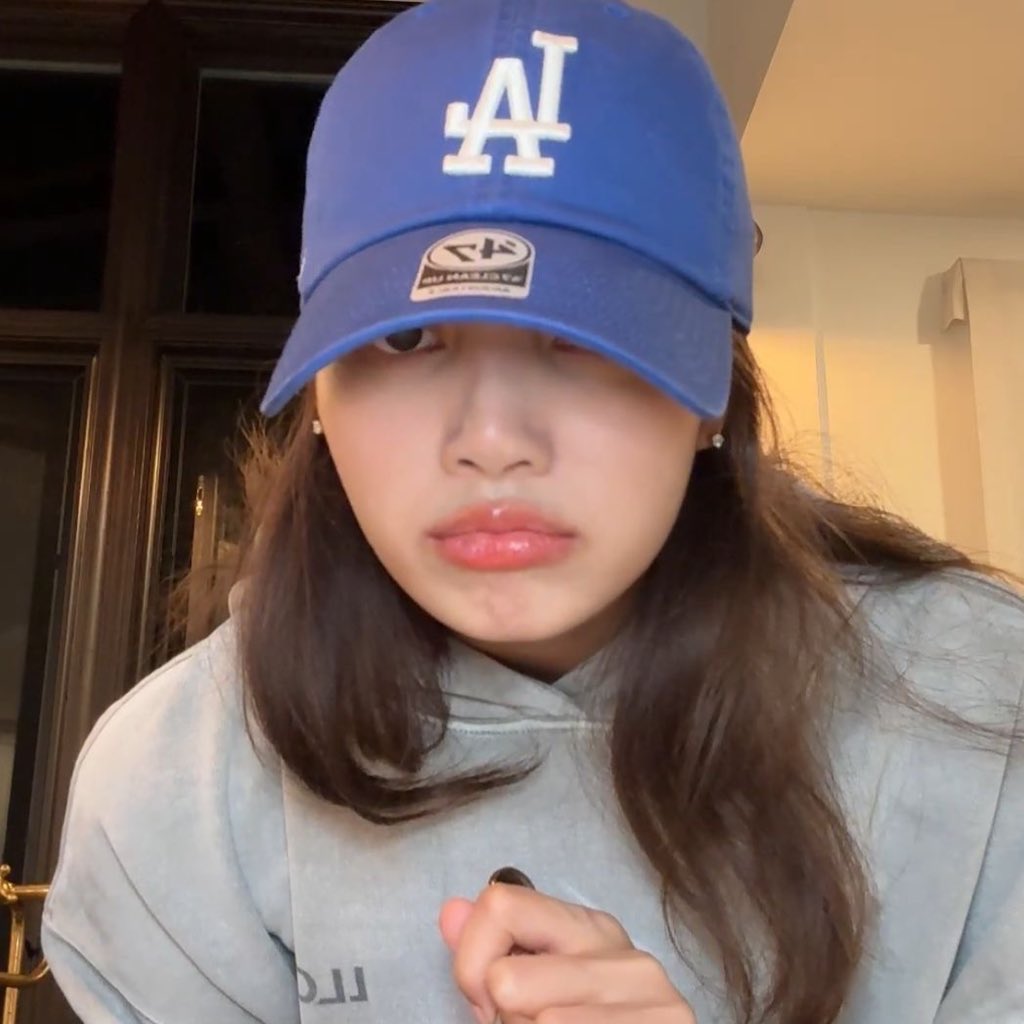 JUNGKOOK AND LISA LIVES!! THE WORLD IS HEALING