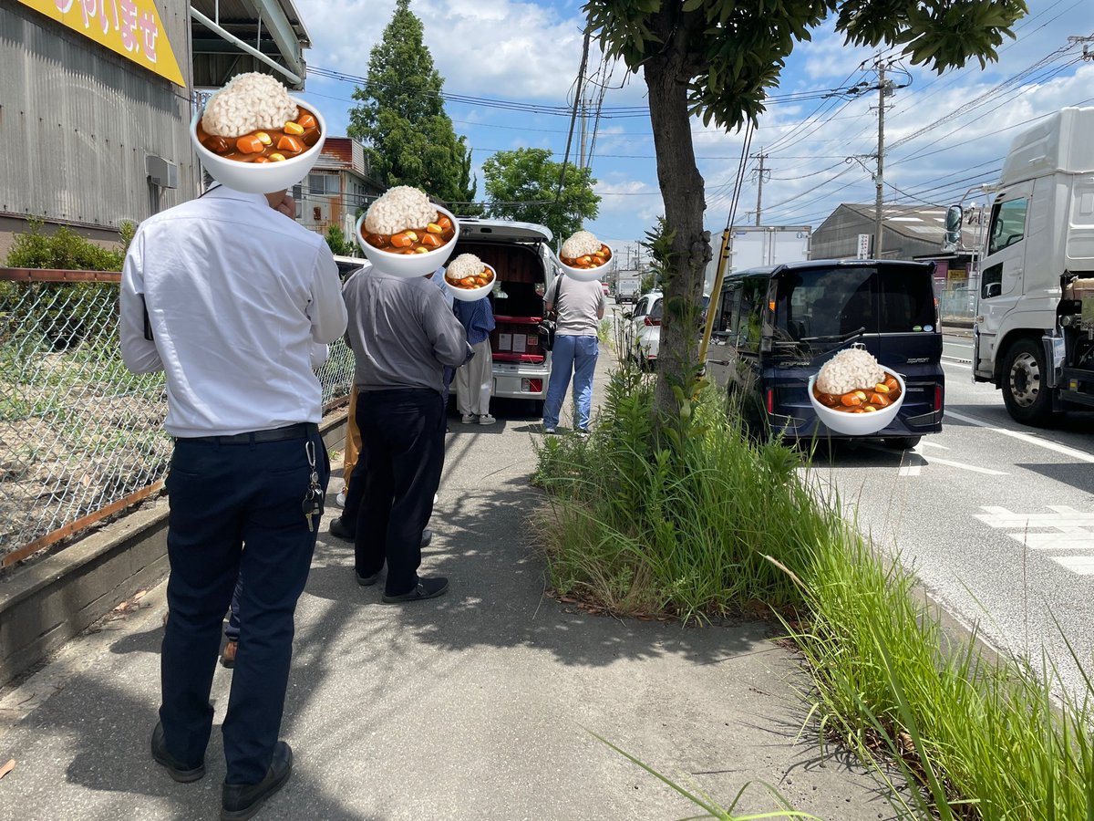 fuk813's tweet photo. 本日のランチは、
行列必死‼️大人気KURAUさんのカレーを頂きました🍛

暑い中、たくさんの方が並ばれてました🫠

今日は火曜日なので、福岡市東区箱崎ふ頭に出没！🚛

販売場所や時間などは、記事でご紹介してますので、食べてみたい方はぜひチェックしてみてください👍✨

https://t.co/PJp8G2rqDN https://t.co/ctU6ZS4Zk4
