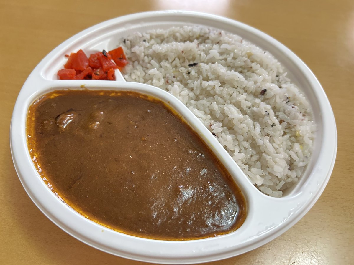 fuk813's tweet photo. 本日のランチは、
行列必死‼️大人気KURAUさんのカレーを頂きました🍛

暑い中、たくさんの方が並ばれてました🫠

今日は火曜日なので、福岡市東区箱崎ふ頭に出没！🚛

販売場所や時間などは、記事でご紹介してますので、食べてみたい方はぜひチェックしてみてください👍✨

https://t.co/PJp8G2rqDN https://t.co/ctU6ZS4Zk4
