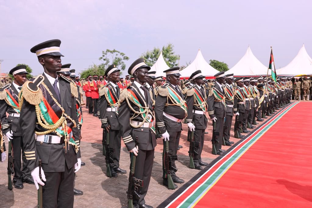 SouthSudanGov's tweet image. President #Kiir issued a stern warning against military interference in politics, stressing that the #SSPDF must remain a neutral force, loyal only to the flag and the Constitution, not to individuals or political parties. 

📍SSPDF GHQ - Juba, South Sudan