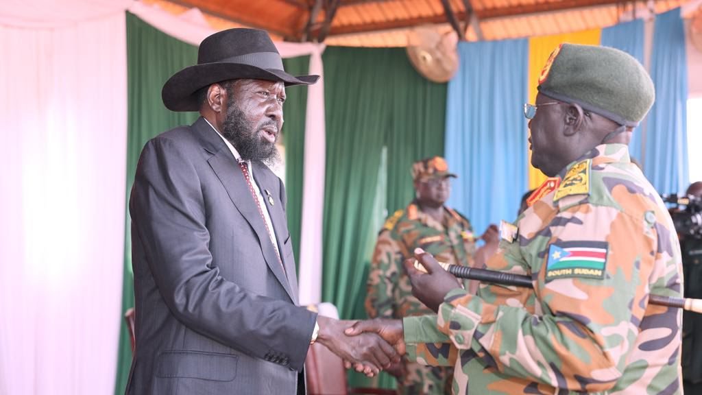 SouthSudanGov's tweet image. President #Kiir issued a stern warning against military interference in politics, stressing that the #SSPDF must remain a neutral force, loyal only to the flag and the Constitution, not to individuals or political parties. 

📍SSPDF GHQ - Juba, South Sudan