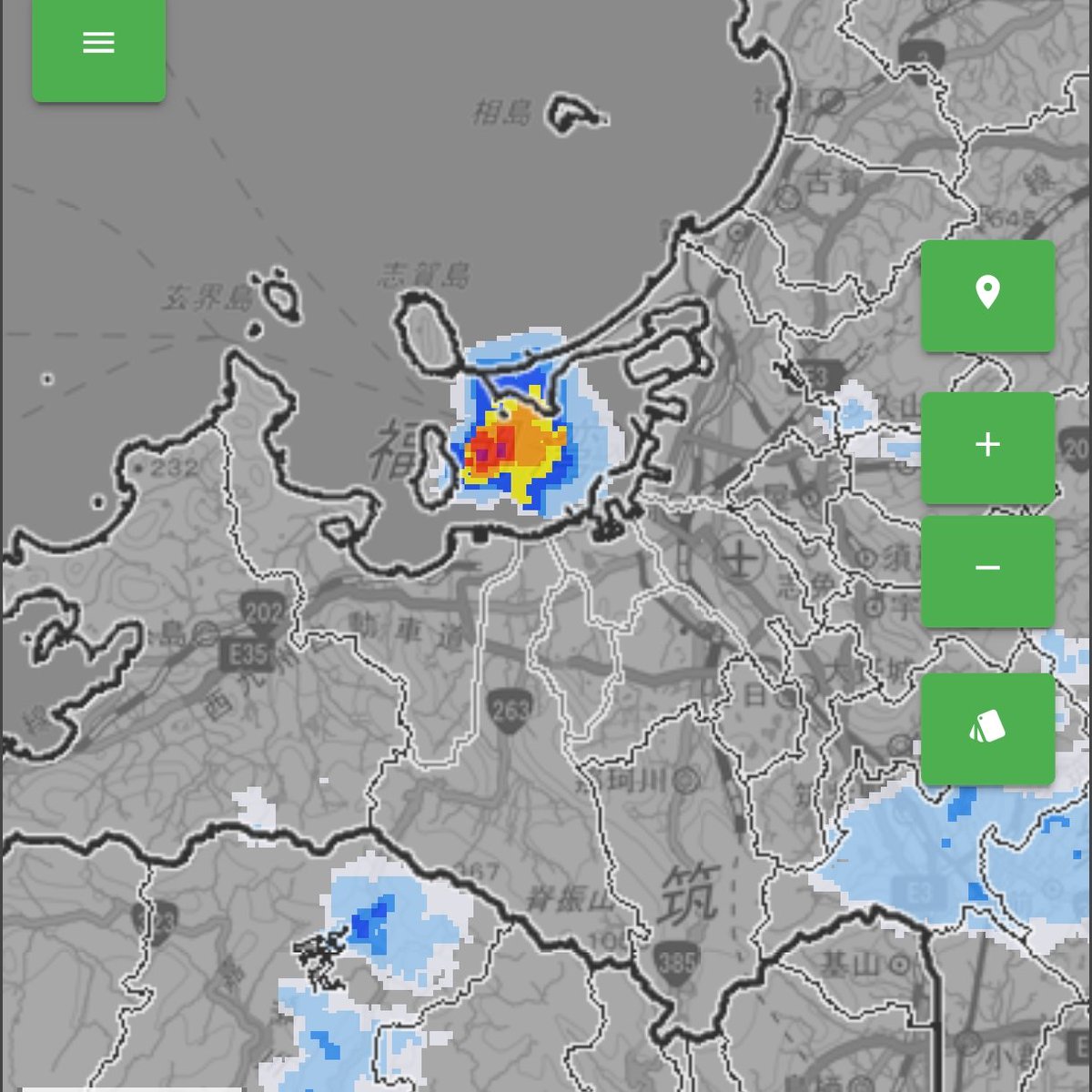 仕事中、何か暗いと思ったら、
博多湾に雨柱が😳