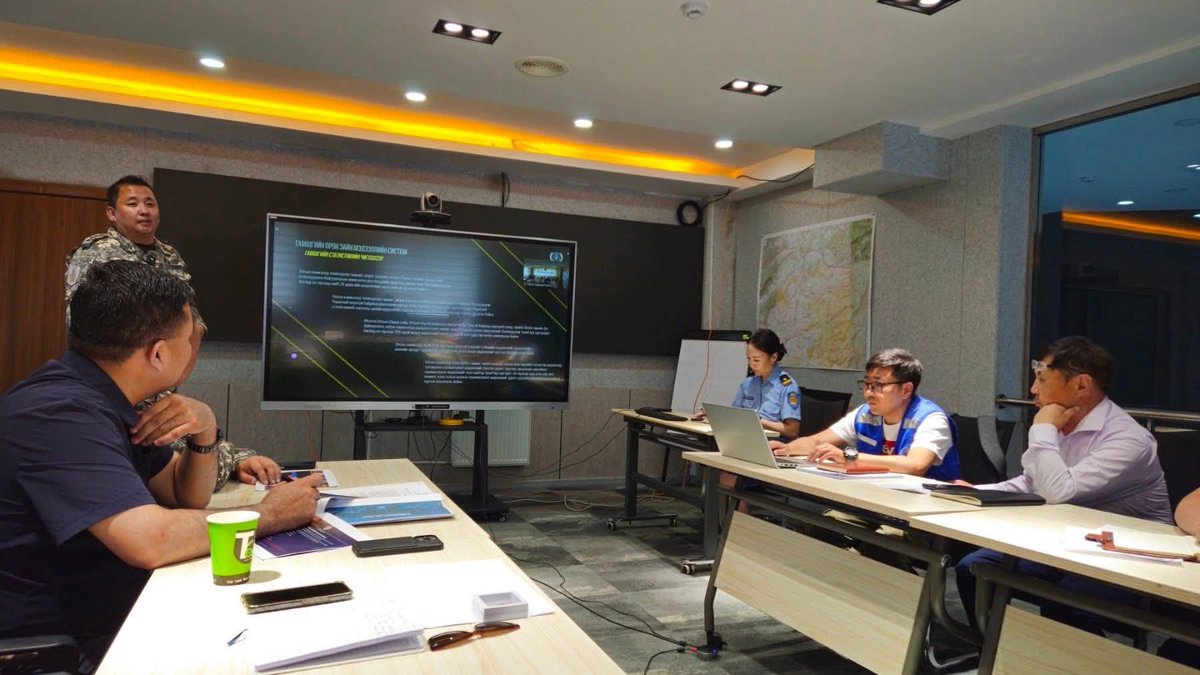 Монгол Улсын Шадар сайд, УОК-ын дарга С.Амарсайхан  цаг үеийн нөхцөл байдалтай холбогдуулан УОК-ын шуурхай штабт ажиллаж, 21 аймгийн Шуурхай штабтай цахимаар холбогдон мэдээлэл сонсож, үүрэг чиглэл өгч байна.