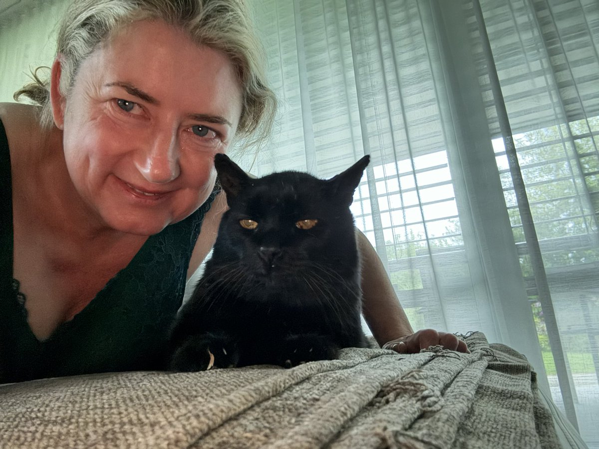 BritToSwiss's tweet image. This is the face of a totally pissed off cat… Joey was so annoyed with me for putting his skin oil on him he barely tolerated me cuddling him and only then because I’d bribed him with Steak Tartar…. Today it’s all a distant memory and he loves me again….