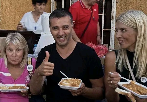 Srdjan05846503's tweet image. VUČIĆ se slika sa parizerom a SAVO MANOJLOVIĆ sa pasuljem!Svrati Savo na proteste na 15-20min a onda objavljuje montirane video snimke kao da je protest njegov-teatralno se ljubi i grli sa dečurlijom iz Kreni promeni koji glume građane a tu su uvek i neki rentirani baka i deka