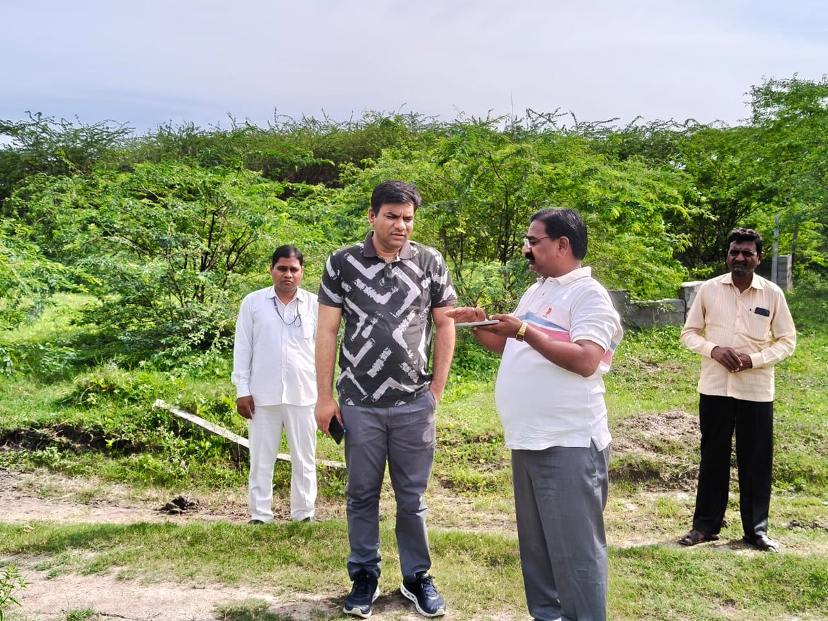 MC_Karimnagar's tweet photo. #MCKARIMNAGAR 🚧🐕 #MCK Sri Praful Desai IAS garu inspected land for Animal Birth Control Center in Bommakal, directing officials to commence work! 🐾 #AnimalWelfare #ABCcenter @Collector_KNR @cdmatelangana @PrlsecyMAUD @TelanganaCS @TelanganaCMO @tksreedevi https://t.co/39rYLVAn7f