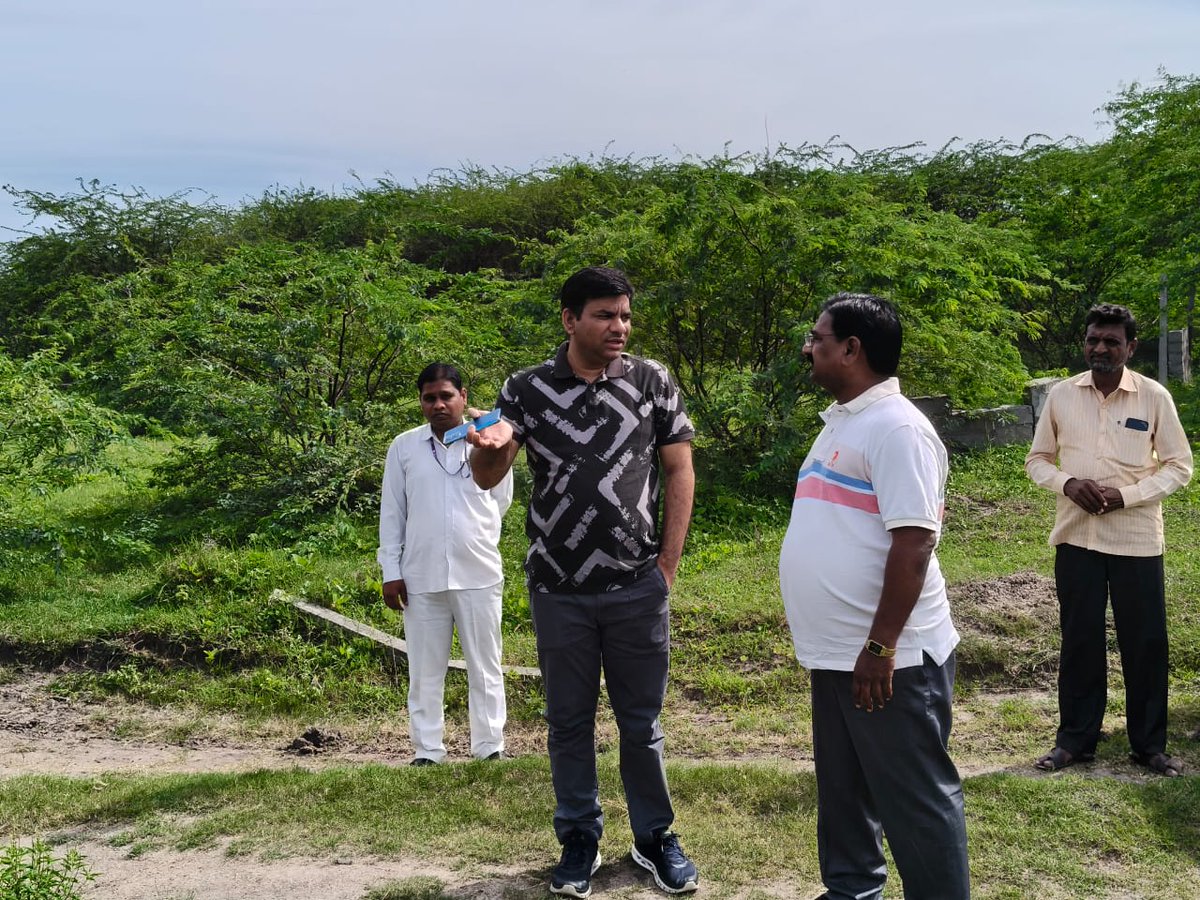 MC_Karimnagar's tweet photo. #MCKARIMNAGAR 🚧🐕 #MCK Sri Praful Desai IAS garu inspected land for Animal Birth Control Center in Bommakal, directing officials to commence work! 🐾 #AnimalWelfare #ABCcenter @Collector_KNR @cdmatelangana @PrlsecyMAUD @TelanganaCS @TelanganaCMO @tksreedevi https://t.co/39rYLVAn7f