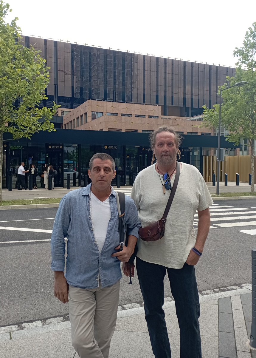 📸 L'Edu i en Txevi <a href="/blauetabsolucio/">Blauet</a> a les portes del Tribunal de Justícia de la Unió Europea. Són dos dels encausats per l'Operació Judes contra els CDRs <a href="/Detingudes23S/">Detingudes23S</a>.

Han vingut a Luxemburg a mostrar la dignitat del conjunt d'encausades. Per a elles tot el nostre suport!
