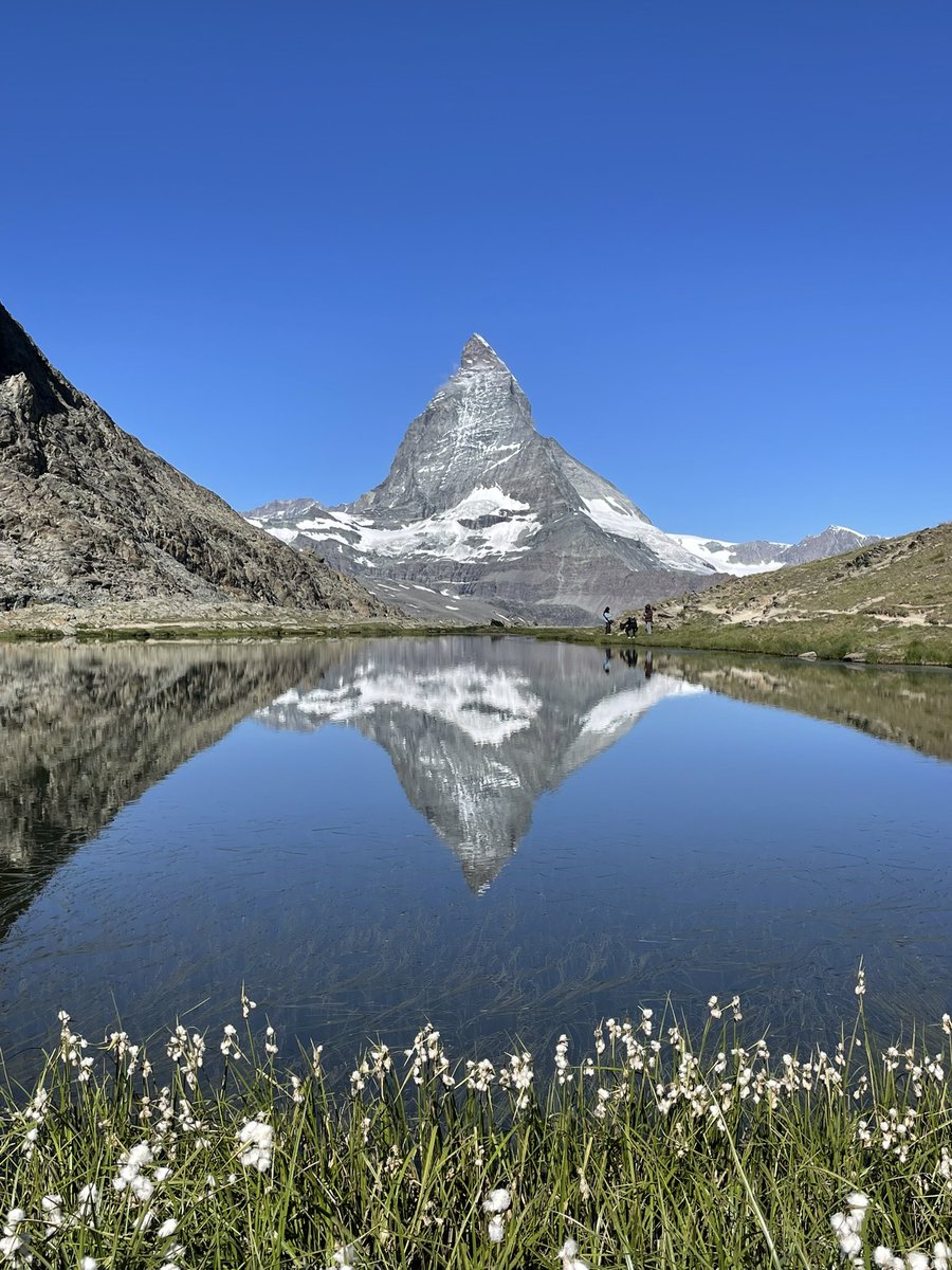 comeflywithme00's tweet photo. スイス🇨🇭のハイライト
・逆さマッターホルン(Zermatt)
・Bernの川下り
・Birienzの山岳鉄道
死ぬ前にスイスは絶対行くことをおすすめします！
＊Bernで防水バッグ買って川下りしたのですが、普通にバッグの中身が濡れてパスポートが半濡れしましたのでご注意ください笑 https://t.co/npkGeC5ygu