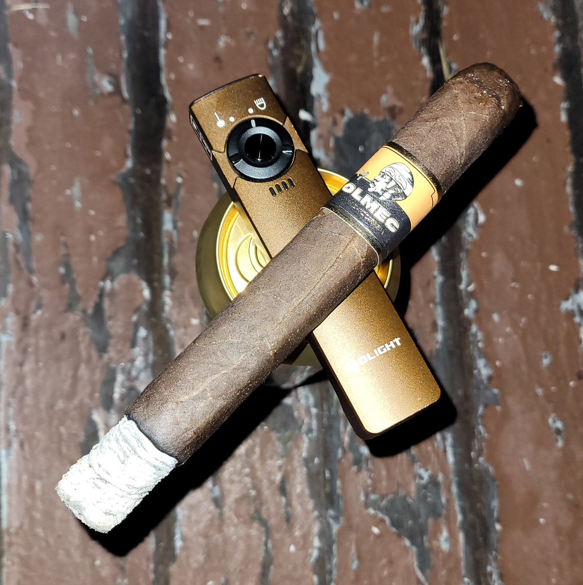 InsomniacCigars's tweet photo. Late night Olmec Maduro from https://t.co/8LGDms8XnV 

#NowSmoking #FoundationCigars @FoundationCigar #ShouldISmokeThis #GarbagePalateGang #cigar #cigars #CigarLife #botl #blessed #SmokeWhatYouLike https://t.co/5ZW0h1mVOe