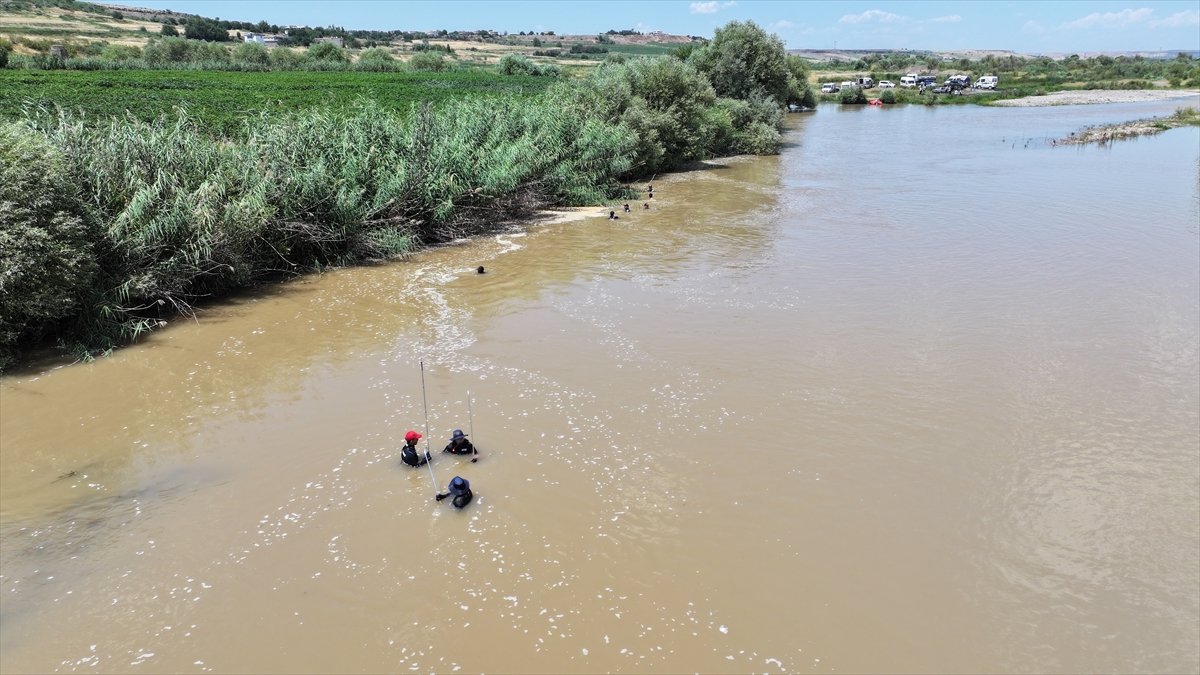 Diyarbakır Dicle Nehri'nde, kardeşi ve arkadaşını boğulmaktan kurtaran babasına yardım etmek isterken akıntıya kapılan 17 yaşındaki Ömer Alpaydıncı'nın cansız bedeni, kaybolduğu noktadan yaklaşık 150 metre ileride bulundu.
