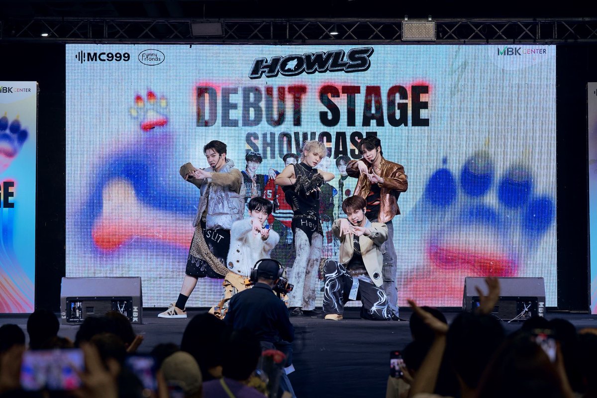 LookAround_TH's tweet photo. ความน่ารักเต็มไปหมด! HOWLS ร่วมงาน “พั้นช์ 4EVE” เผยความสดใสผ่าน“ล่ามใจ”  เดินหน้าเปิดตัวเอ็มวียิ่งใหญ่ในสเตจเดบิวต์ชวนใจละลาย!

🔗 อ่านต่อ https://t.co/L8jazLU6qt

#HOWLS_TH #HOWLS_ล่ามใจ
#Punch4EVE #4EVE  #HOWLS_DebutShowcase #MC999 https://t.co/1tvGpDTN2J