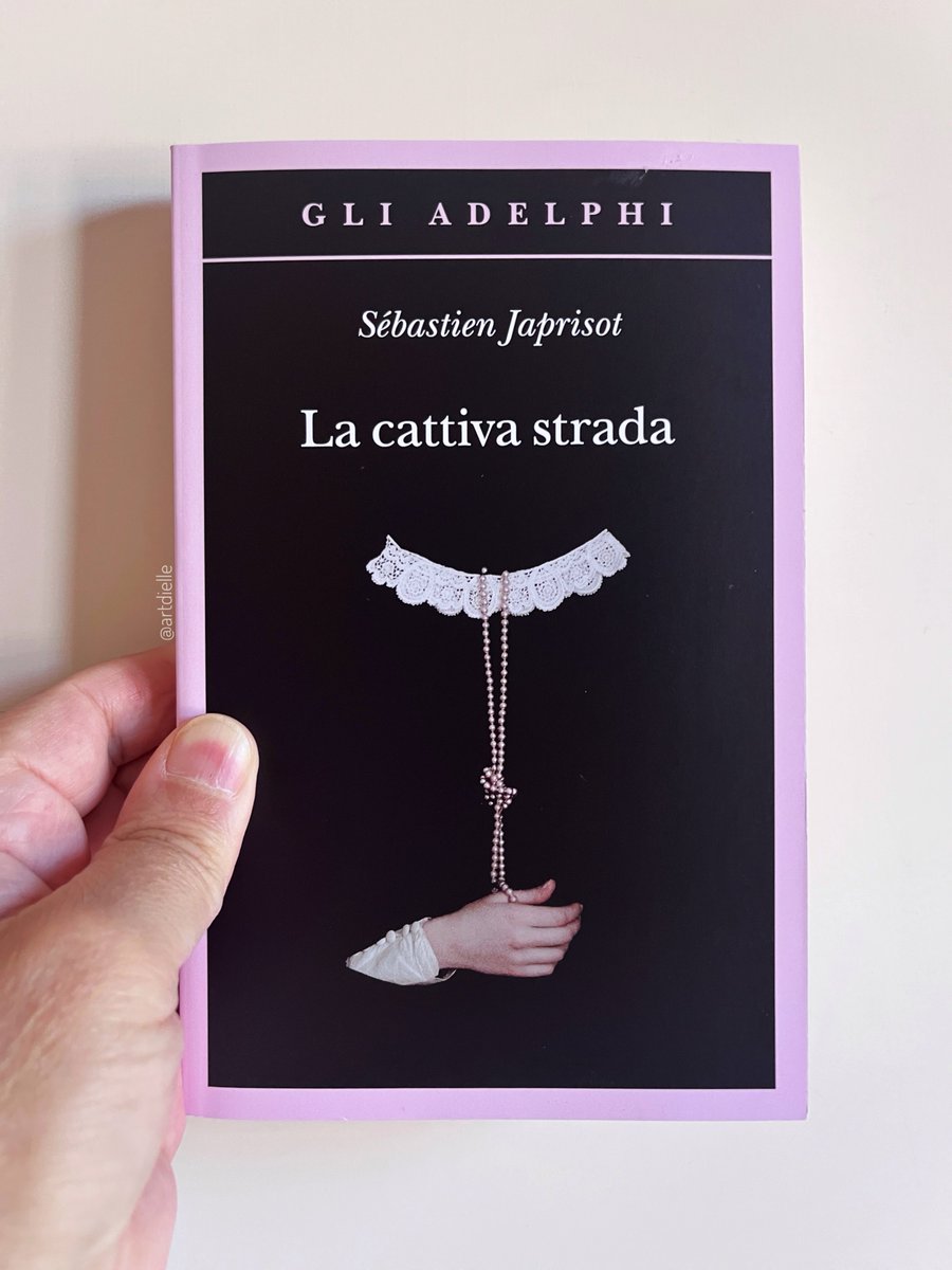 Un capolavoro ritrovato approda nella prestigiosa collana Gli Adelphi: “La cattiva strada”, il romanzo d’esordio di un giovanissimo Sébastien Japrisot. Ambientato nella Marsiglia del 1944, racconta l’amore scandaloso e irresistibile fra un ragazzo e suor Clotilde, una suora di 26